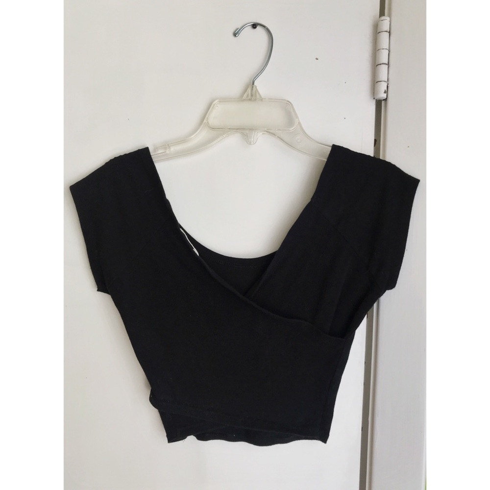 🖤BLACK CRISS CROSS CROP TOP🖤